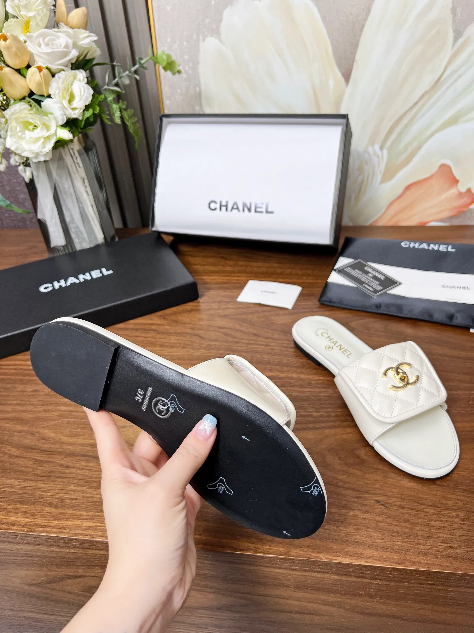 👟👟Ex-factory price 440👟👟Chanel classic slippers✅, very classic made of diamond-patterned cowhide😊 And it also has Chanel's classic gold buckle, heel, comfortable and easy to wear. Fabric: cowhide. Lining: cow lining. Color: black, white. Size: 35-42 (41, 42 can be customized and non-returnable). Outsole: Made of genuine leather outsole. Packaging: with card, cloth bag